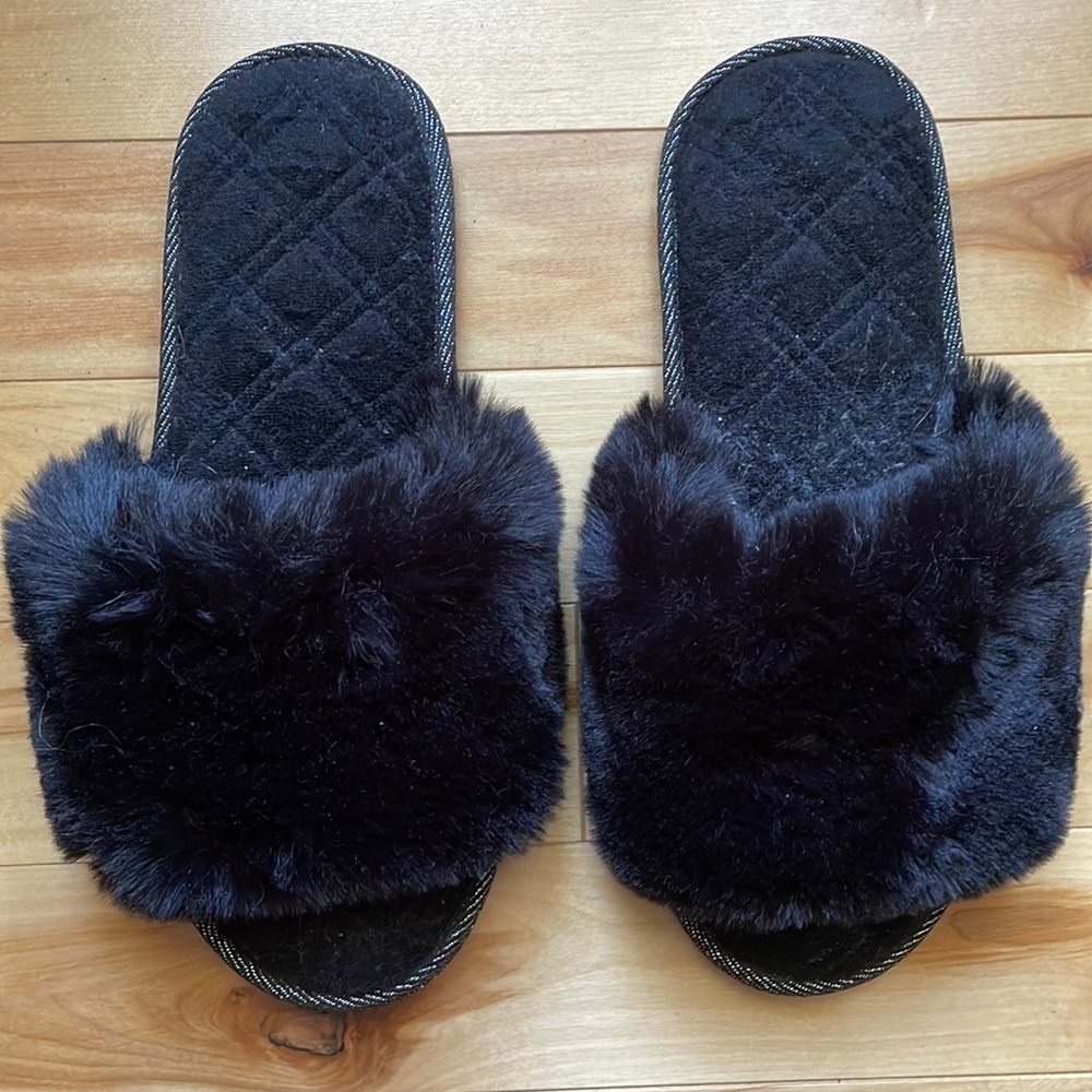 Faux fur slipper size 7-8 US